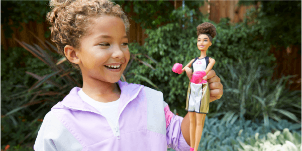 Meisje met Barbie pop