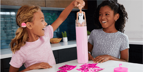 Twee meisjes met een Barbie Color Reveal pop