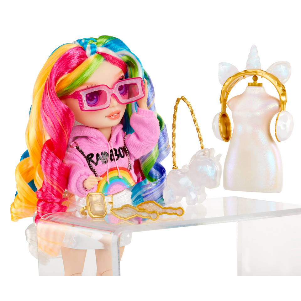 Rainbow High Junior High - AMAYA RAINE - 23cm Rainbow Fashionpop met outfit en accessoires - Inclusief stoffen rugzak met open en gesloten functie - Cadeau en verzamelbaar voor kids vanaf 6