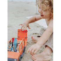 Bluey speelauto met accessoires productafbeelding 8