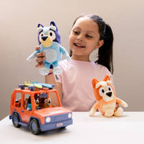 Bluey speelauto met accessoires productafbeelding 3