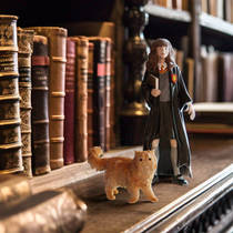 schleich WIZARDING WORLD Hermelien Griffel en Knikkebeen 42635 productafbeelding 3