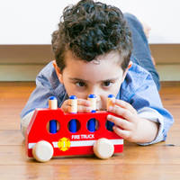 New Classic Toys houten pop-up brandweerauto productafbeelding 2