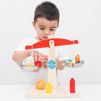 New Classic Toys houten weegschaal productafbeelding 2
