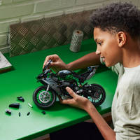 LEGO Technic Kawasaki Ninja H2R motor 42170 productafbeelding 7