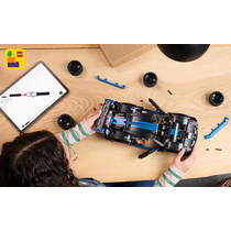 LEGO Technic Porsche GT4 e-Performance racewagen 42176 productafbeelding 3