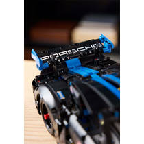 LEGO Technic Porsche GT4 e-Performance racewagen 42176 productafbeelding 7