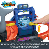 Hot Wheels City Octo Attack in the Car Wash Play Set with Water Reservoir to Prevent Mess and 1 Car that Turns into Water Colour Over 1 Metre Long for Kids 4