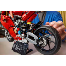 LEGO Technic Ducati Panigale V4 S motor 42202 productafbeelding 7