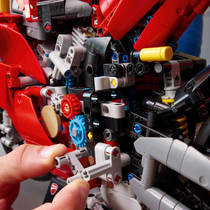 LEGO Technic Ducati Panigale V4 S motor 42202 productafbeelding 3