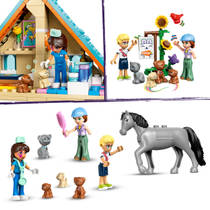 LEGO Friends dierenkliniek voor paarden en huisdieren 42651 Main Image - 2