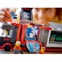 LEGO City F1 truck met RB20 en AMR24 F1 auto's 60445 productafbeelding 4