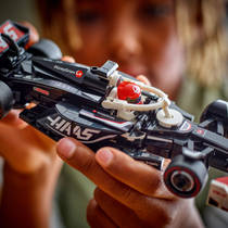 LEGO Speed Champions MoneyGram Haas F1 Team VF-24 racewagen 77250 productafbeelding 5