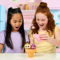 Cookeez Makery Yum Yumz 2-pack pluchen knuffeltjes in een ijsje productafbeelding 2