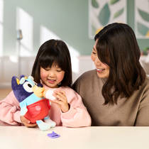 Bluey Cuddle & Care interactieve knuffel productafbeelding 2