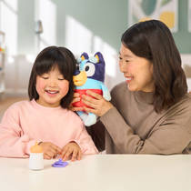 Bluey Cuddle & Care interactieve knuffel productafbeelding 7