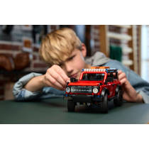 LEGO Technic Ford Bronco SUV 42213 productafbeelding 9