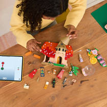 LEGO Wicked Glinda en Elphaba bezoeken Munchkinland 75690 productafbeelding 2
