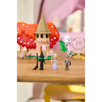 LEGO Wicked Glinda en Elphaba bezoeken Munchkinland 75690 productafbeelding 4
