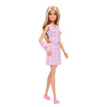 Barbie pop arm in het gips