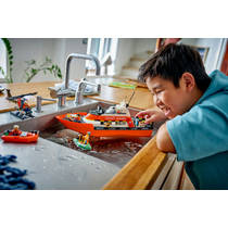 LEGO City kustwacht reddingsboot met helikopter 60504 productafbeelding 6