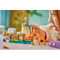 LEGO Friends trailer met paard en veulen 42695 productafbeelding 2