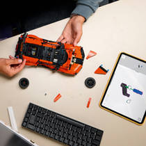 LEGO Technic Bugatti Chiron Pur Sport hypercar 42222 productafbeelding 4