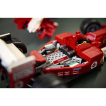 LEGO Icons F1 Ferrari F2004 & Michael Schumacher 11375 productafbeelding 2