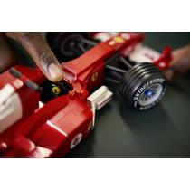 LEGO Icons F1 Ferrari F2004 & Michael Schumacher 11375 productafbeelding 3