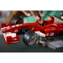 LEGO Icons F1 Ferrari F2004 & Michael Schumacher 11375 productafbeelding 5