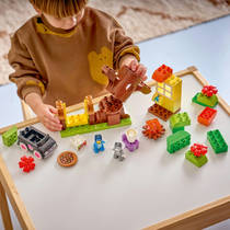 LEGO DUPLO pizzameisjes met Muffin en Bluey 10469 productafbeelding 2