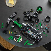 LEGO Technic Aston Martin Aramco AMR25 F1 auto 42240 productafbeelding 9