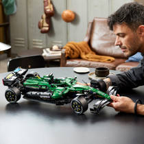 LEGO Technic Aston Martin Aramco AMR25 F1 auto 42240 productafbeelding 3