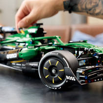 LEGO Technic Aston Martin Aramco AMR25 F1 auto 42240 productafbeelding 4