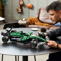 LEGO Technic Aston Martin Aramco AMR25 F1 auto 42240 productafbeelding 8