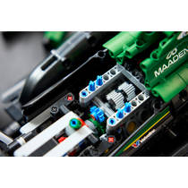 LEGO Technic Aston Martin Aramco AMR25 F1 auto 42240 productafbeelding 10