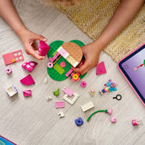 LEGO Gabby's Dollhouse Kitty Fee's tuinhuisje 11212 productafbeelding 3