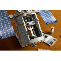LEGO Icons ruimtetelescoop Hubble 11382 productafbeelding 3