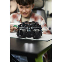 LEGO Technic Batmobile Tumbler 42239 productafbeelding 5