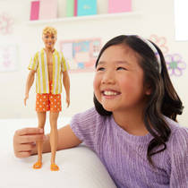 Barbie Fashionista Ken pop in oranje shorts en gestreept shirt productafbeelding 2